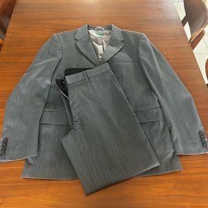 United Colors of Benetton suit. Gray stripe size 50.